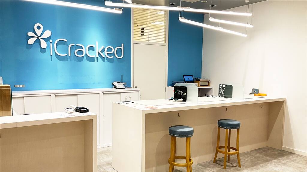 iCracked Store グランフロント大阪店